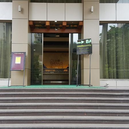 Club Emerald Мумбай Екстериор снимка