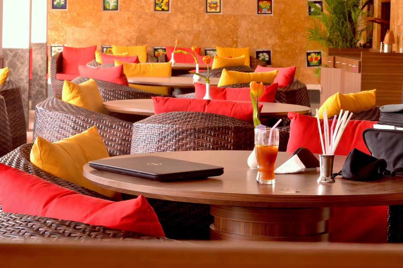 Club Emerald Мумбай Екстериор снимка